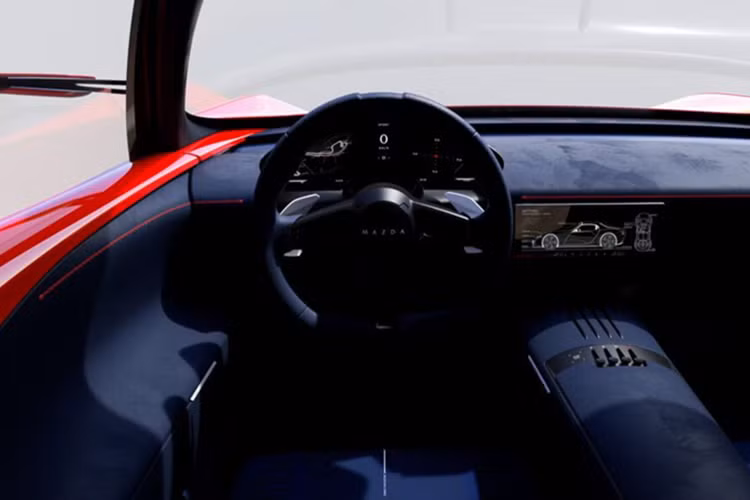 Mazda Iconic SP sở hữu khoang cabin được thiết kế khá đơn giản và thực dụng với bảng đồng hồ kỹ thuật số và màn hình cảm ứng trung tâm tích hợp vào mặt táp-lô thay vì đặt nổi theo xu hướng thịnh hành. Cụm điều khiển trung tâm có thiết kế tối giản với những nút đẩy để chuyển số và nút bấm điều chỉnh chức năng.