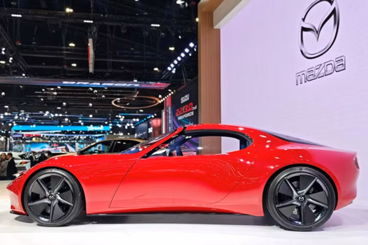 Mazda Iconic SP hoàn toàn mới là mẫu xe thể thao hai chỗ ngồi với thiết kế ngoại thất tinh tế, lấy cảm hứng từ ngôn ngữ thiết kế Kodo đặc trưng của hãng.