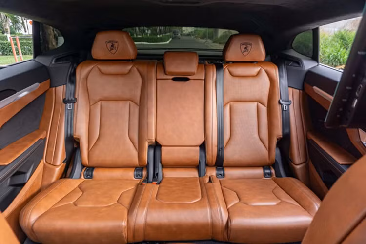 Cung cấp sức mạnh cho Lamborghini Urus là động cơ V8 tăng áp kép 4.0L cho công suất 640 mã lực tại vòng tua 6.000 vòng/phút và mô-men xoắn tối đa 850 Nm tại 2.250 vòng/phút. Động cơ đi kèm hệ dẫn động bốn bánh và hộp số tự động 8 cấp cùng chế độ sang số bằng tay.