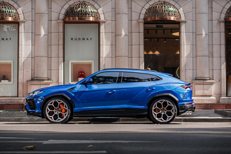 Nhìn chung các chi tiết trên xe vẫn còn khá mới do chủ cũ chăm sóc khá cẩn thận. Chiếc siêu SUV Lamborghini Urus sở hữu ngoại thất màu xanh dương khá hiếm tại Việt Nam. Tuy nhiên, xe không có các tùy chọn ốp trang trí bằng sợi carbon. Các chi tiết như bộ chia gió cản trước, ốp sườn, ốp cản sau hay ốp gương chiếu hậu đều làm từ vật liệu composite.
