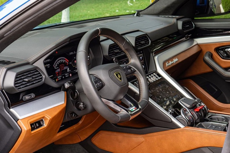 Về nội thất, khoang cabin của xe nổi bật với tông màu nâu và đen chủ đạo với các tiện ích hiện đại như: màn hình cảm ứng kép trung tâm với kích thước 10,1 inch và 8,6 inch, hệ thống âm thanh cao cấp Bang &amp; Olufsen 21 loa công suất 1.700W, bảng đồng hồ kỹ thuật số 12,3 inch, cửa sổ trời toàn cảnh, hai màn hình giải trí cho hàng ghế sau,…