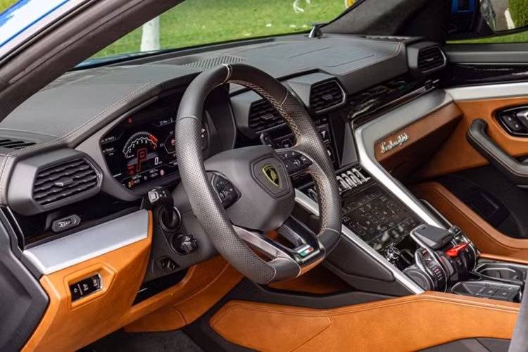 Về nội thất, khoang cabin của xe nổi bật với tông màu nâu và đen chủ đạo với các tiện ích hiện đại như: màn hình cảm ứng kép trung tâm với kích thước 10,1 inch và 8,6 inch, hệ thống âm thanh cao cấp Bang &amp; Olufsen 21 loa công suất 1.700W, bảng đồng hồ kỹ thuật số 12,3 inch, cửa sổ trời toàn cảnh, hai màn hình giải trí cho hàng ghế sau,…