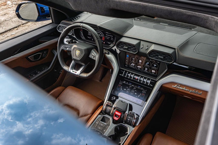 Xe được nâng cấp bộ mâm đa chấu đi cùng cùm phanh màu cam nổi bật và đĩa phanh ceramic-carbon giúp tăng thêm vẻ thể thao, khỏe khoắn cho chiếc xe. Tại thị trường nước ngoài, tùy chọn mâm này có giá lên đến 8.000 USD (khoảng hơn 200 triệu đồng).