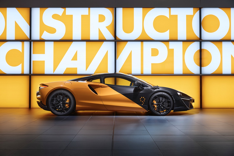 Hai mẫu xe đặc biệt được mô phỏng dựa trên xe đua MCL38. McLaren Artura phiên bản MCL38 Celebration và McLaren 750S phiên bản MCL38 Celebration sở hữu màu sơn cam Papaya Orange và xám Anthracite do đội ngũ MSO thiết kế. Điểm nhấn phần đầu xe là huy hiệu vòng nguyệt quế cùng con số 9 được tạo hình cách điệu từ 9 ngôi sao nhỏ.