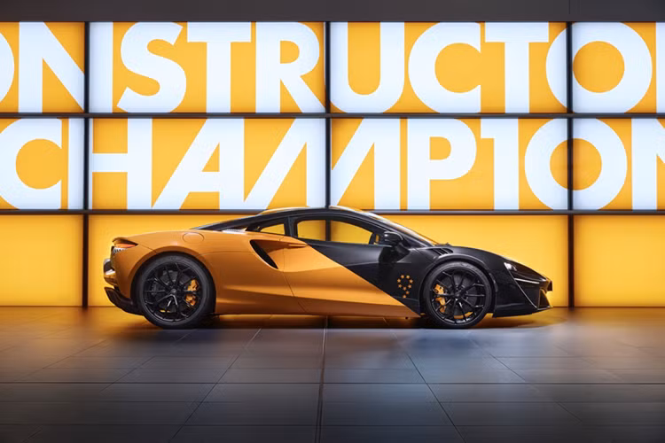 Hai mẫu xe đặc biệt được mô phỏng dựa trên xe đua MCL38. McLaren Artura phiên bản MCL38 Celebration và McLaren 750S phiên bản MCL38 Celebration sở hữu màu sơn cam Papaya Orange và xám Anthracite do đội ngũ MSO thiết kế. Điểm nhấn phần đầu xe là huy hiệu vòng nguyệt quế cùng con số 9 được tạo hình cách điệu từ 9 ngôi sao nhỏ.