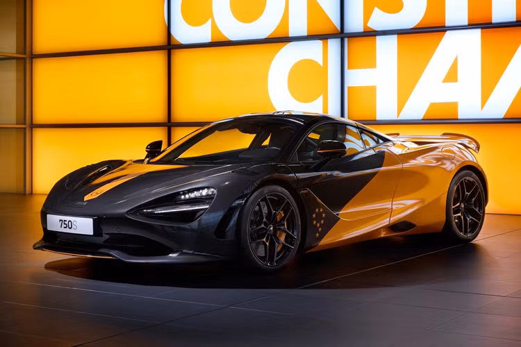 McLaren Artura trang bị động cơ V6 twin-turbo 3.0L sản sinh công suất 605 mã lực, kết hợp cùng động cơ điện có công suất 95 mã lực. Tổng công suất lên đến 700 mã lực. Khả năng tăng tốc 0-100 km/h trong 3 giây và tốc độ tối đa 330 km/h.