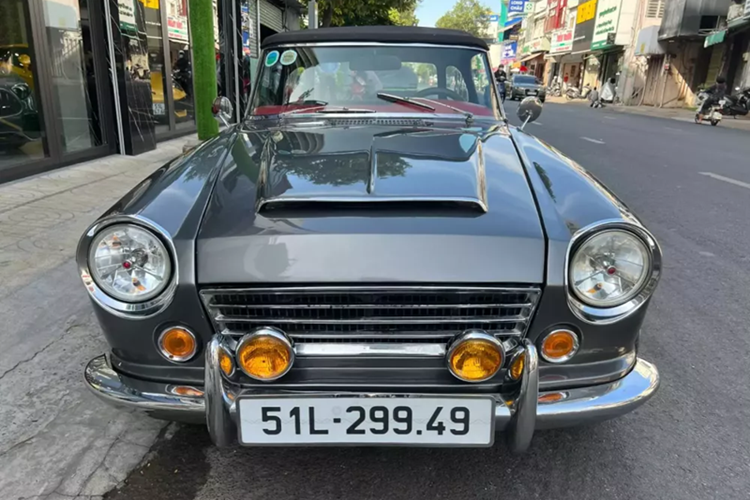 Vào năm ngoái, thông tin về việc 1 chiếc xe Datsun Fairlady đời 1969 siêu hiếm ở Hà Nội được 1 tay chơi xe kín tiếng trả giá 1,7 tỷ đồng nhưng bị chủ xe lắc đầu từ chối vì cho rằng chiếc xe này rất hiếm, giá trị cao, bán đi sau này muốn mua cũng khó.