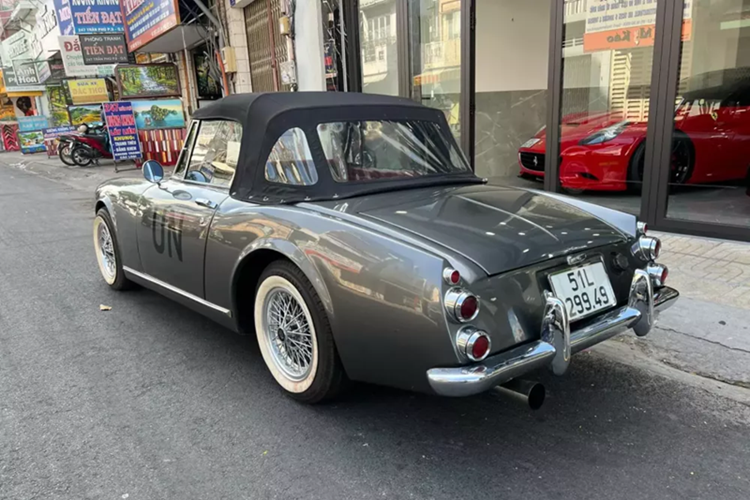 Bắt đầu từ S211 năm 1959, dòng xe này được chế tạo thành hai thế hệ: thế hệ đầu tiên chủ yếu được chế tạo thủ công với số lượng nhỏ, trong khi thế hệ thứ hai (dòng 310) được sản xuất hàng loạt. Thế hệ thứ hai xuất hiện lần đầu tiên vào năm 1961 và tiếp tục đến năm 1970 với các dòng SP311 và SR311.