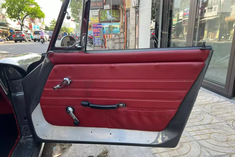 Chiếc xe Datsun Fairlady của Qua Vũ sản xuất năm 1969, vì thế nó là thế hệ thứ hai, được ra mắt tại Triển lãm ô tô Tokyo năm 1961, vài tháng trước khi tung ra mẫu xe MGB có ngoại hình tương t . Thế hệ thứ hai được thiết kế để sản xuất hàng loạt, không giống như mẫu xe nguyên bản chủ yếu được chế tạo thủ công.