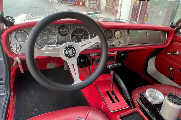 Tại Nhật Bản, nó đại diện cho một trong ba sản phẩm cốt lõi do Nissan cung cấp tại các đại lý Nissan Nhật Bản, được gọi là Nissan Shop , cùng với Datsun Truck và Bluebird (1000).