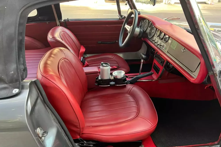 Thế hệ thứ hai của Fairlady, được gọi là Datsun 2000 khi xuất khẩu, là chiếc xe mui trần hai chỗ ngồi đã tạo nên tên tuổi của họ, được trang bị động cơ cam trên đỉnh 1.982 cc mạnh mẽ với bộ chế hòa khí 2 bên kiểu SU và hộp số 5 cấp. Diễn viên Paul Newman đã bắt đầu sự nghiệp đua xe của mình trên một chiếc xe như vậy.