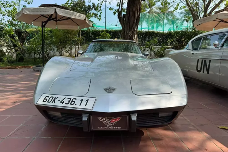 Mới đây, ông Đặng Lê Nguyên Vũ tậu Chevrolet Corvette C3 Stingray còn xót lại tại Việt Nam, để giúp chiếc xe đầu tiên của mình có thêm bạn bè, đây là điều không quá xa lạ với thú chơi xe trùng phiên bản của doanh nhân này, miễn sao mẫu xe phải độc đáo.