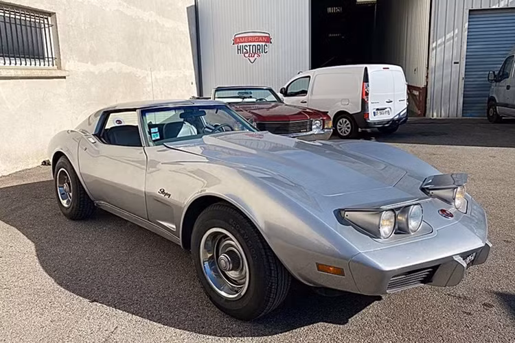 Nó đã lập kỷ lục bán hàng mới với 53.807 chiếc được sản xuất cho mẫu xe năm 1979. C3 cũng đánh dấu lần thứ hai Corvette mang tên Stingray, mặc dù chỉ dành cho các mẫu xe năm 1969–76.