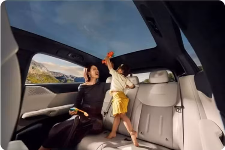 Xpeng tuyên bố mất 12 phút để sạc từ 10% đến 80% và 10 phút để sạc 450 km. Trong điều kiện cực lạnh -30℃, mất 15 phút 20 giây để sạc từ 10% đến 80%.