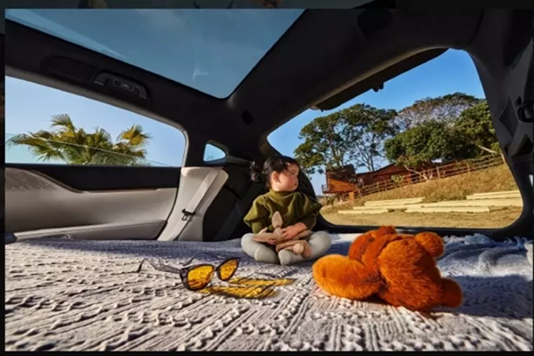 Những nâng cấp khác bao gồm gương chiếu hậu 9 inch, vật liệu mềm ở khu vực sạc nhanh không dây và ghế “cloud-sense” hỗ trợ chức năng sưởi, thông gió và massage cho ghế trước.