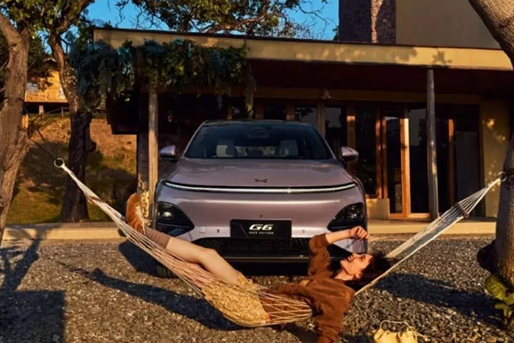 Về ngoại thất, đáng chú ý nhất trên SUV điện Xpeng G6 2025 là mặt trước được trang bị dải đèn dài 1.942 mm tích hợp đèn báo rẽ. Phiên bản Dark Night Black mới nâng cấp có vành xe thể thao, kẹp phanh màu đen và nội thất màu xám tối.