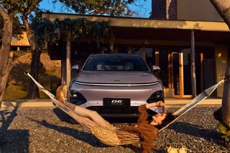 Về ngoại thất, đáng chú ý nhất trên SUV điện Xpeng G6 2025 là mặt trước được trang bị dải đèn dài 1.942 mm tích hợp đèn báo rẽ. Phiên bản Dark Night Black mới nâng cấp có vành xe thể thao, kẹp phanh màu đen và nội thất màu xám tối.