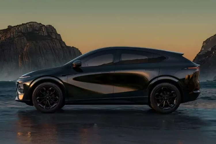 Về khả năng hỗ trợ lái xe tiên tiến, hệ thống lái xe thông minh Turing AI của Xpeng G6 2025 được hiện thực hóa thông qua camera 8 megapixel phía trước và phía sau, radar sóng milimet và radar siêu âm, được cung cấp năng lượng bởi hai chip lái xe thông minh NVIDIA Orin để đạt được khả năng điều hướng trong đô thị và tốc độ cao trên chế độ lái tự động, cũng như đỗ xe từ xa và gọi đường thẳng.