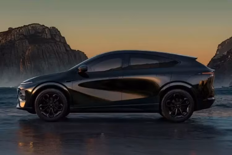 Về khả năng hỗ trợ lái xe tiên tiến, hệ thống lái xe thông minh Turing AI của Xpeng G6 2025 được hiện thực hóa thông qua camera 8 megapixel phía trước và phía sau, radar sóng milimet và radar siêu âm, được cung cấp năng lượng bởi hai chip lái xe thông minh NVIDIA Orin để đạt được khả năng điều hướng trong đô thị và tốc độ cao trên chế độ lái tự động, cũng như đỗ xe từ xa và gọi đường thẳng.