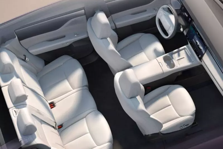 Xpeng cũng tuyên bố G6 2025 có không gian nội thất và thể tích hộp tỳ tay lớn nhất trong phân khúc, có dung tích 8,9 lít và có thể chứa cùng lúc năm chai nước 600 ml. Thể tích cốp tiêu chuẩn là 647 lít, có thể mở rộng lên 1.752 lít.