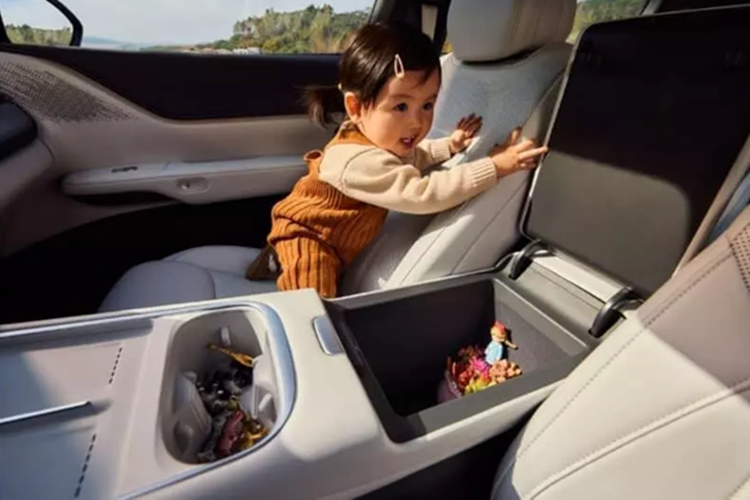 Toàn bộ dòng xe Xpeng G6 2025 được trang bị “pin AI” sạc siêu nhanh 5C và hệ thống lái xe thông minh Turing AI do Xpeng tự phát triển.