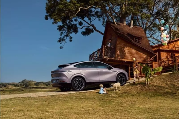 2 màu thân xe mới được bổ sung là Starry Purple và Cloud Beige, sẽ giúp xe có tổng cộng 6 màu, 4 màu trước đó bao gồm Crescent Silver, Star Gray, Nebula White và Dark Night Black. Kích thước của chiếc xe mới là 4758/1920/1650 mm và chiều dài cơ sở là 2890 mm.