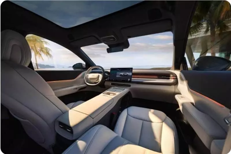 Thoạt nhìn, cabin được trang bị bảng điều khiển LCD 10,25 inch và màn hình điều khiển trung tâm nổi 15,6 inch, chạy bằng chip Qualcomm Snapdragon SA8295P và được kết nối với mô hình ngôn ngữ lớn X-GPT do Xpeng tự phát triển.