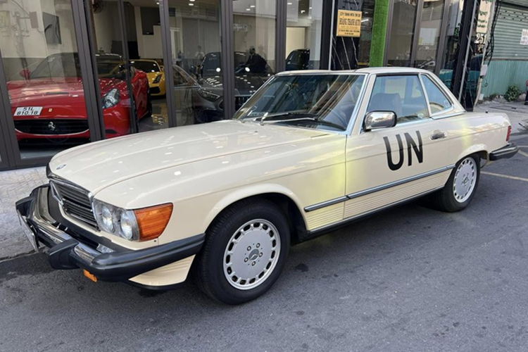 Mercedes-Benz 380 SL đời 1980 là dòng xe mui trần, được phát triển từ khung gầm của mẫu sedan Mercedes-Benz 200 (mã nội bộ W114).