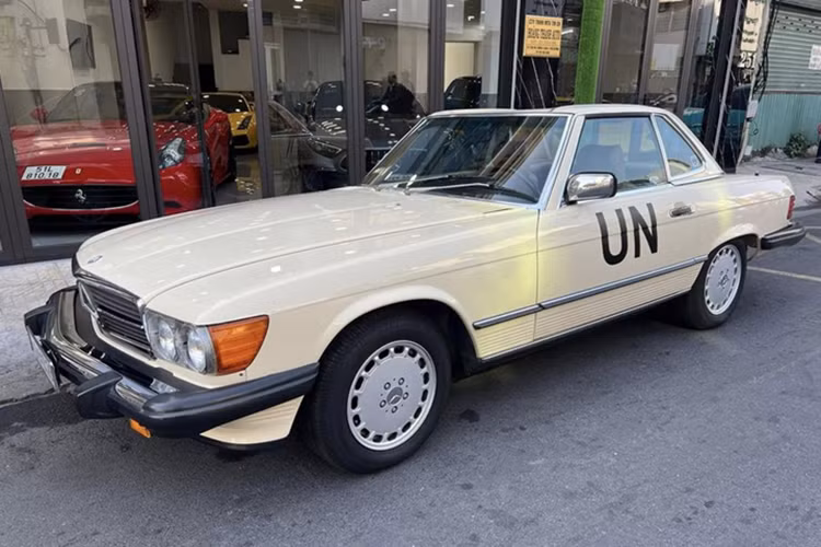 Mercedes-Benz 380 SL đời 1980 là dòng xe mui trần, được phát triển từ khung gầm của mẫu sedan Mercedes-Benz 200 (mã nội bộ W114).