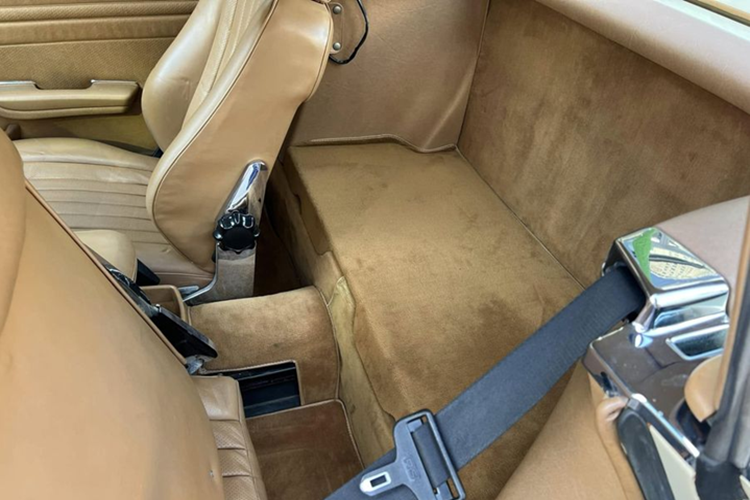 Mercedes-Benz 380 SL của Đặng Lê Nguyên Vũ sở hữu phần mui cứng có thể tháo rời. Tuy nhiên, công đoạn tháo lắp khá phức tạp và đòi hỏi phải có ít nhất 2 người để thao tác.