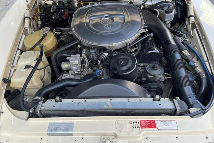 Nội thất của chiếc Mercedes-Benz 380 SL mang phong cách cổ điển với tông màu nâu da bò cùng các chi tiết ốp gỗ và bọc da lộn. Tương tự những chiếc xe khác của chủ tịch cà phê Trung Nguyên, chiếc xe mui trần này được bổ sung giá để cốc và gạt tàn.