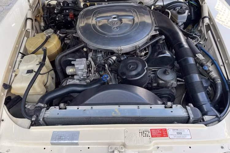 Nội thất của chiếc Mercedes-Benz 380 SL mang phong cách cổ điển với tông màu nâu da bò cùng các chi tiết ốp gỗ và bọc da lộn. Tương tự những chiếc xe khác của chủ tịch cà phê Trung Nguyên, chiếc xe mui trần này được bổ sung giá để cốc và gạt tàn.