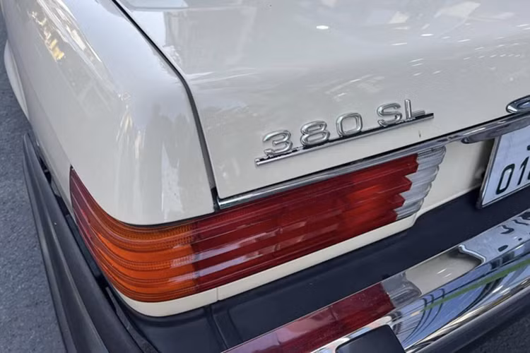 Mercedes-Benz 380 SL được trang bị động cơ V8 hút khí tự nhiên 3.8L mang mã M116, sản sinh công suất tối đa 218 mã lực và mô-men xoắn cực đại 299 Nm, đi kèm hộp số tự động 4 cấp và hệ dẫn động cầu sau. Cấu hình này có thể giúp chiếc xe đạt tốc độ tối đa khoảng 215 km/h.