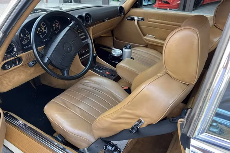 Chiếc xe có kích thước 4.630 x 1.790 x 1.290 mm, trục cơ sở 2.460 mm. Ngoại thất của chiếc Mercedes-Benz 380 SL này có màu kem sữa, đi kèm decan chữ UN – chi tiết xuất hiện trên mọi chiếc xe thuộc sở hữu của ông Đặng Lê Nguyên Vũ.