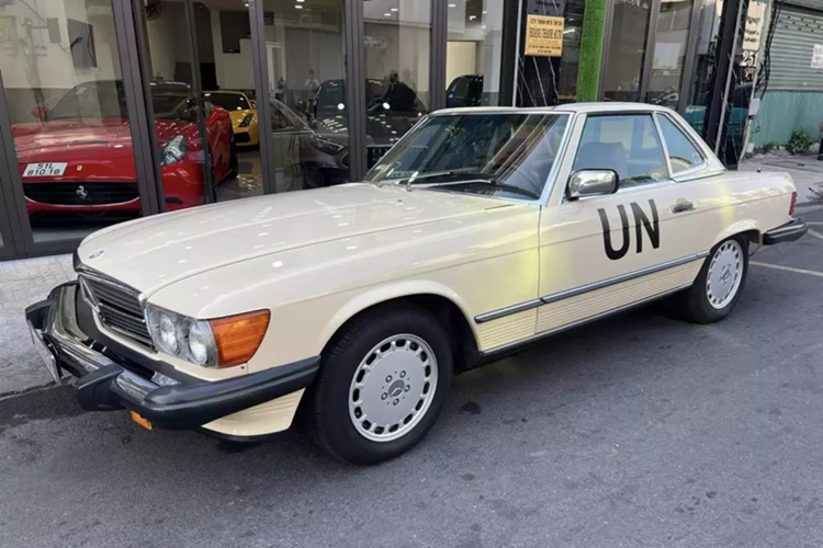 Mới nhất có Mercedes-Benz 380SL, điểm thú vị nhất của mẫu xe này nằm ở việc phần mui cứng có thể tháo rời ra, nó không phải là mui liền.