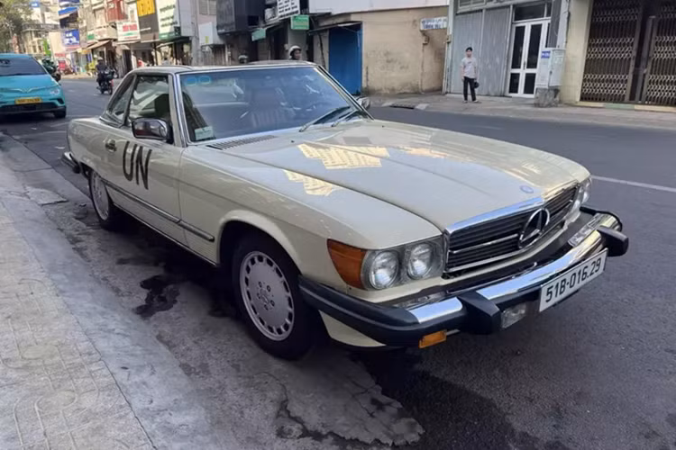 Nhưng khi lắp mui lại, nó chẳng khác gì 1 chiếc xe coupe, chính điều này mà Mercedes-Benz 380SL mới lọt vào mắt xanh của ông Đặng Lê Nguyên Vũ, người mà được ví ở thời điểm này chọn lọc mua xe rất kỹ, phải độc đáo, và đúng gu ông mới mang về garage, theo kiểu đã mất công mua thì phải là hàng thửa.