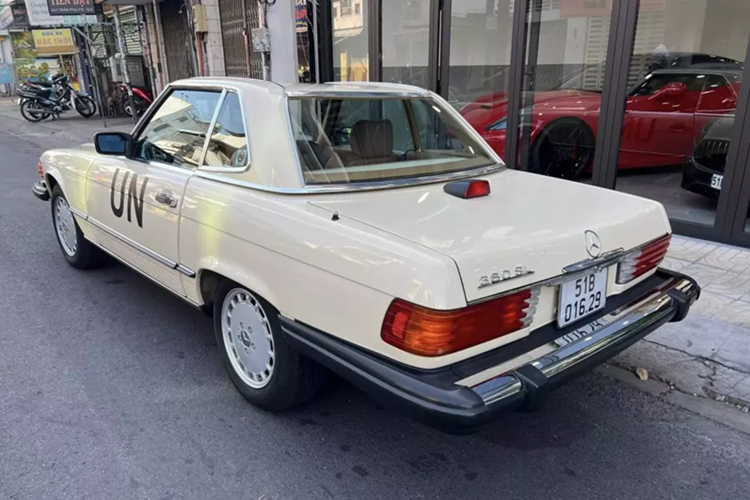 Màu sơn vàng kem của chiếc xe Mercedes-Benz 380SL này vẫn được giữ lại, chỉ dán thêm logo UN ở 2 bên cửa, nhiều chi tiết được mạ crôm, sơn đen hoặc màu bạc tạo điểm nhấn. Xe có thêm cản va trước và sau nhô ra, cùng đèn tín hiệu màu cam, vốn là đặc trưng của các mẫu xe khi bán tại thị trường Bắc Mỹ.