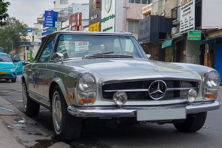 Trong vài năm qua số lượng dàn xe Mercedes Benz của Qua Vũ khá nhiều, chiếm đa số là các dòng xe cổ với dải sản phẩm SL như 190, 280, 380, 560… cùng rất nhiều hàng độc lạ khác.