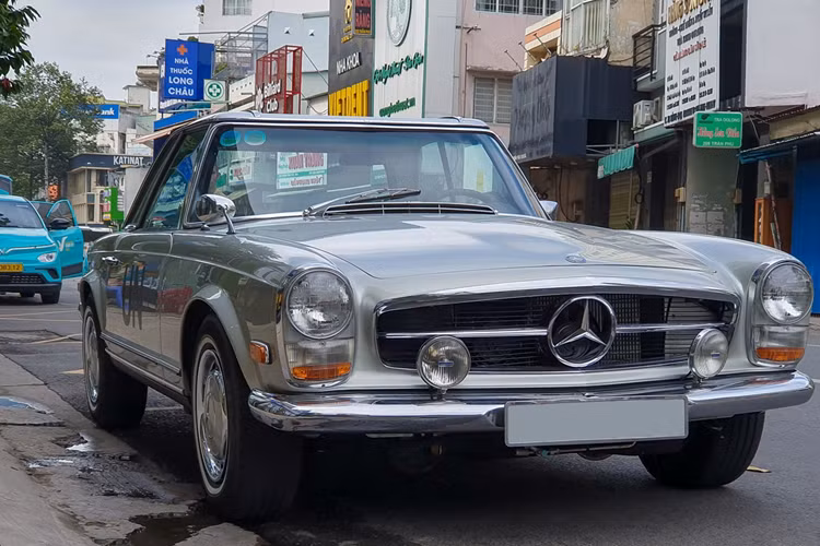 Trong vài năm qua số lượng dàn xe Mercedes Benz của Qua Vũ khá nhiều, chiếm đa số là các dòng xe cổ với dải sản phẩm SL như 190, 280, 380, 560… cùng rất nhiều hàng độc lạ khác.