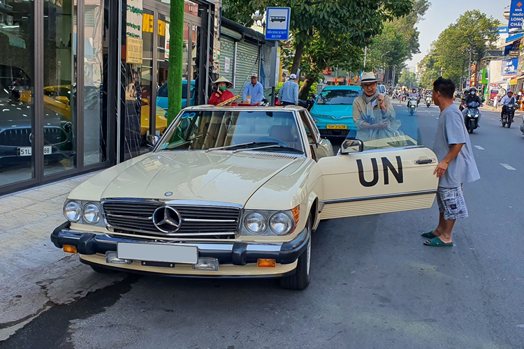 Mercedes-Benz 380 SL được trang bị động cơ V8 hút khí tự nhiên 3.8L mang mã M116, sản sinh công suất tối đa 218 mã lực và mô-men xoắn cực đại 299 Nm. Xe sử dụng hộp số tự động 4 cấp và hệ dẫn động cầu sau, giúp nó đạt tốc độ tối đa 215 km/h.