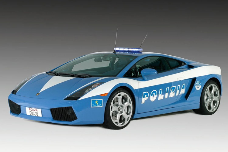 Vào năm 2004, Lamborghini Gallardo chính thức gia nhập lực lượng này. Ngoại thất của siêu xe được thiết kế với tông màu trắng/xanh Polizia di Stato Blue quen thuộc.
