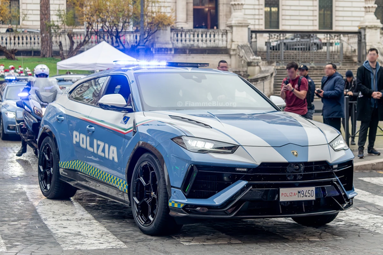 Vào cuối năm 2023, Lamborghini chính thức bàn giao mẫu siêu SUV Urus Performante cho lực lượng cảnh sát tuần tra cao tốc Polizia Stradale.