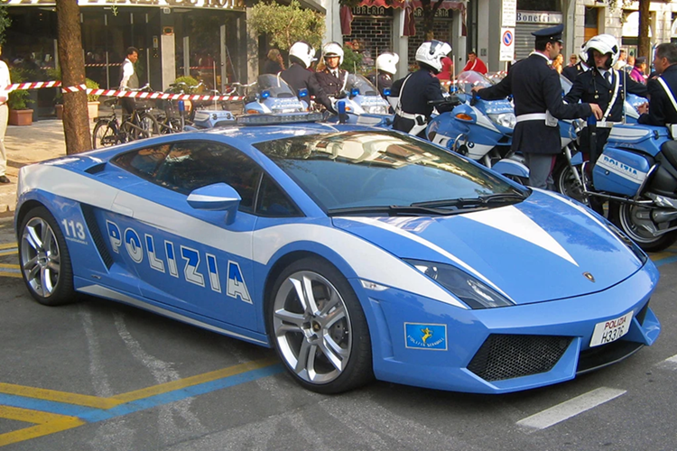Chiếc Gallardo LP 560-4 thứ 2 của lực lượng Polizia di Stato mang số đeo 375. Siêu xe này được dùng để tuần tra trên cao tốc Salerno-Reggio Calabria.