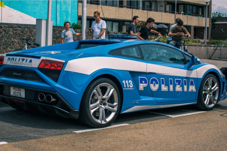 Sau đó, mẫu siêu xe Lamborghini của cảnh sát tuần tra Ý này được nâng cấp ngoại thất lên phiên bản facelift 2013 với một số thay đổi nhỏ ở cản trước và cản sau.