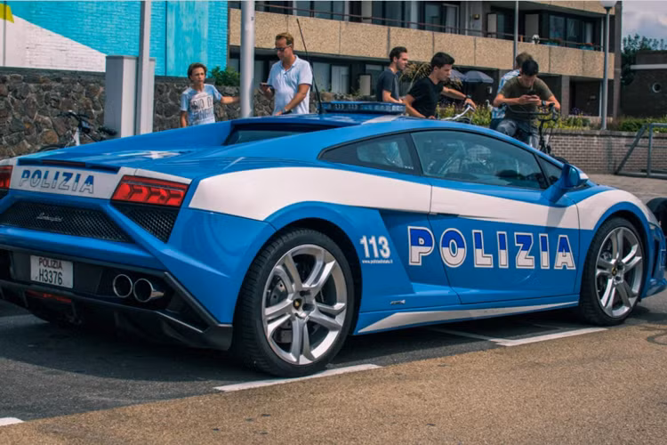 Sau đó, mẫu siêu xe Lamborghini của cảnh sát tuần tra Ý này được nâng cấp ngoại thất lên phiên bản facelift 2013 với một số thay đổi nhỏ ở cản trước và cản sau.