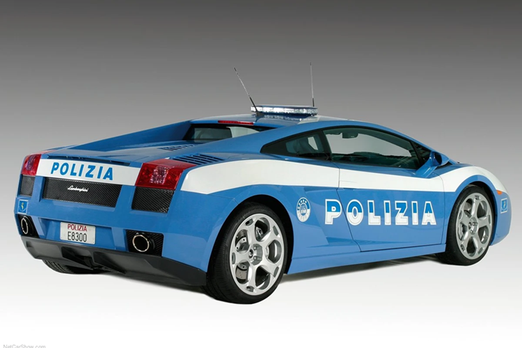 Phiên bản đầu tiên của Lamborghini Gallardo của cảnh sát Ý được trang bị động cơ V10 hút khí tự nhiên dung tích 5.0L, sản sinh công suất tối đa 500 mã lực và mô-men xoắn cực đại 510 Nm.