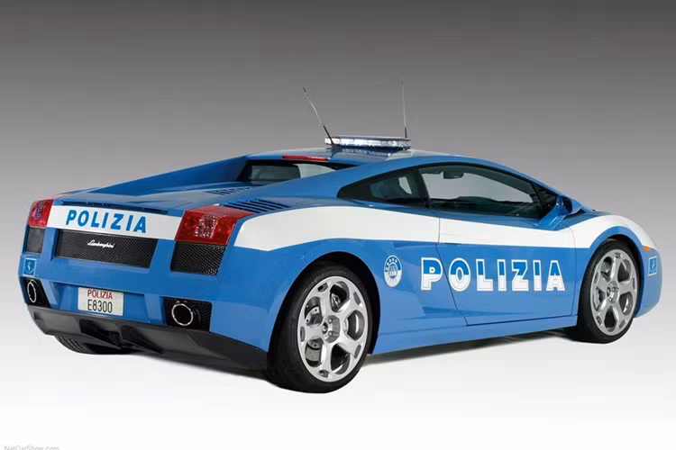 Phiên bản đầu tiên của Lamborghini Gallardo của cảnh sát Ý được trang bị động cơ V10 hút khí tự nhiên dung tích 5.0L, sản sinh công suất tối đa 500 mã lực và mô-men xoắn cực đại 510 Nm.