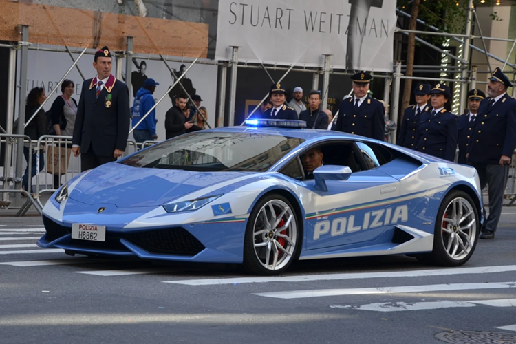 Chiếc Huracan LP 610-4 Polizia đầu tiên mang số hiệu 376, được bàn giao vào năm 2014. Siêu xe này được trưng bày tại nhiều sự kiện của lực lượng Polizia di Stato.