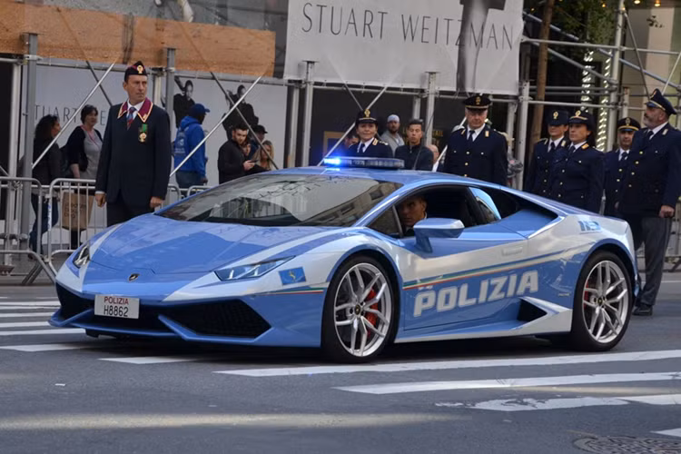Chiếc Huracan LP 610-4 Polizia đầu tiên mang số hiệu 376, được bàn giao vào năm 2014. Siêu xe này được trưng bày tại nhiều sự kiện của lực lượng Polizia di Stato.