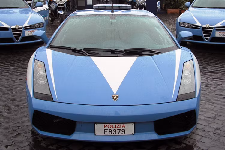 Chiếc Gallardo thứ 2, mang số đeo 373, được trao tặng cho nhân dịp kỷ niệm 152 năm thành lập "Polizia di Stato”. Siêu xe này hoạt động chủ yếu tại khu vực Bologna.